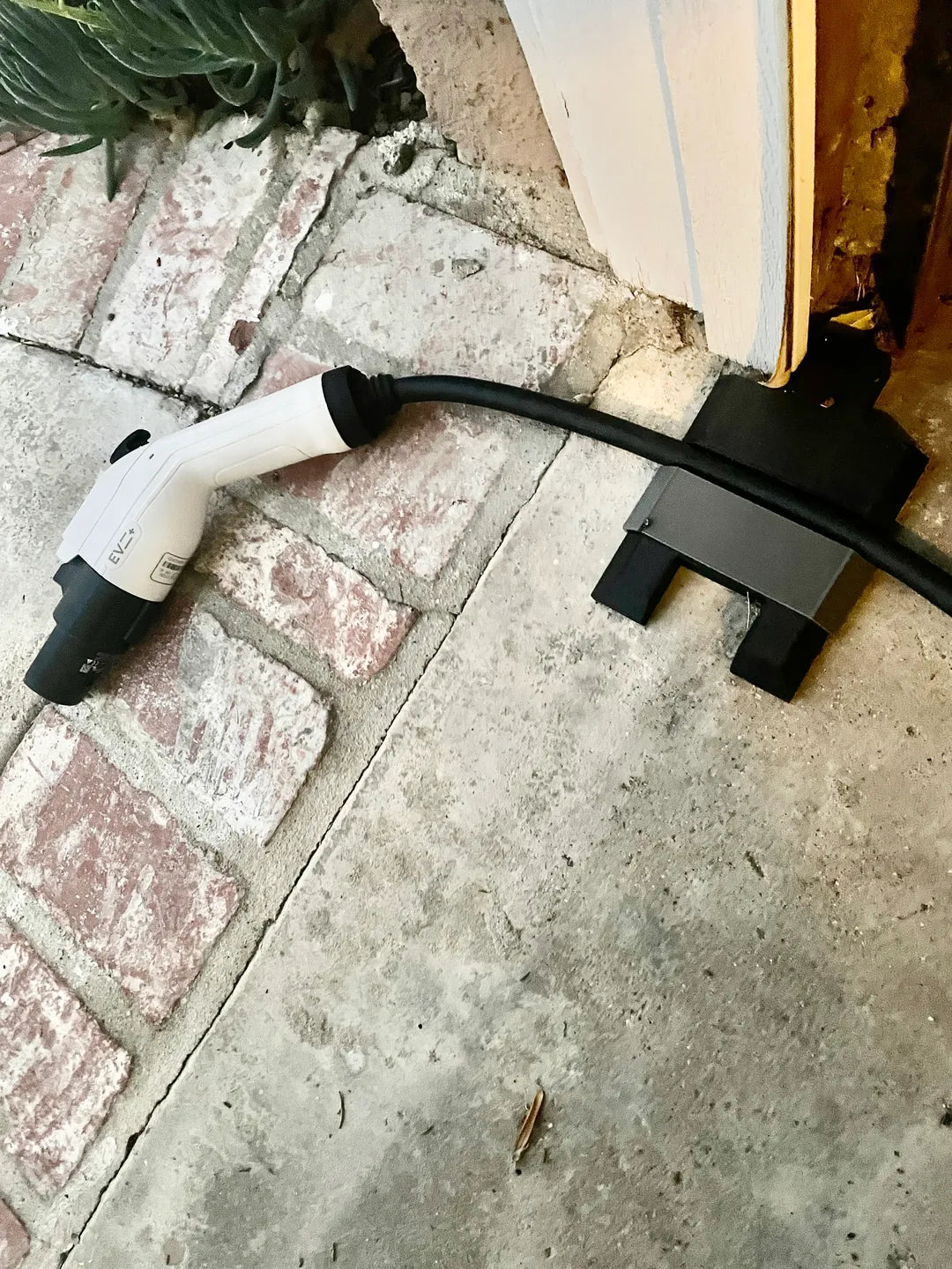 Kabeldurchführung für Garagentor – schütz dein EV-Ladekabel
