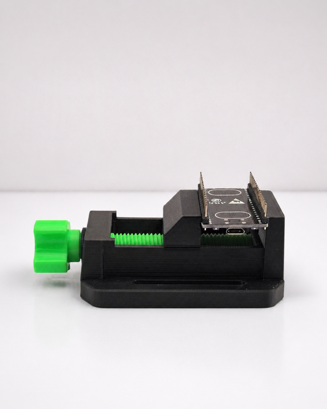 Close-up of smooth thumb-screw adjustment mechanism and non-conductive jaw grips