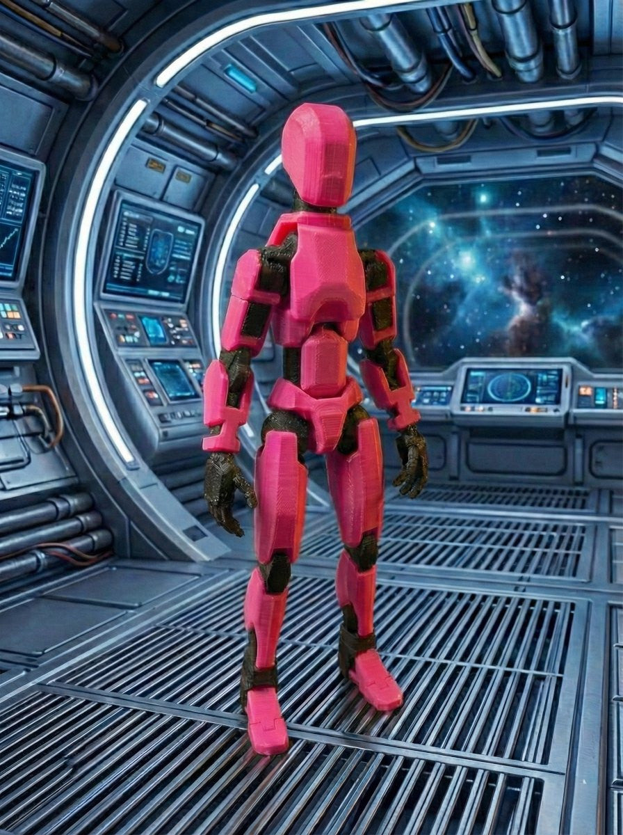 Figur i dynamisk pose på skrivebord blandt computerudstyr