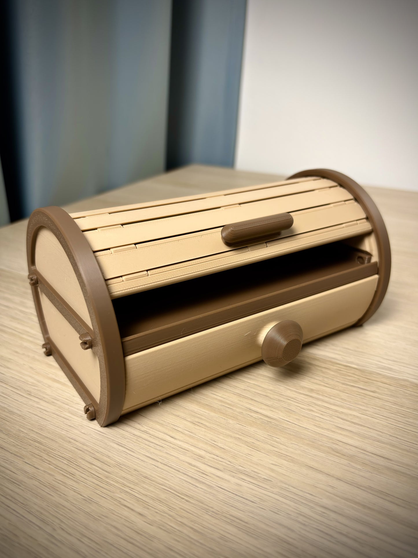 Zylindrische Aufbewahrungsbox mit Rollldeckel und Ausziehschublade