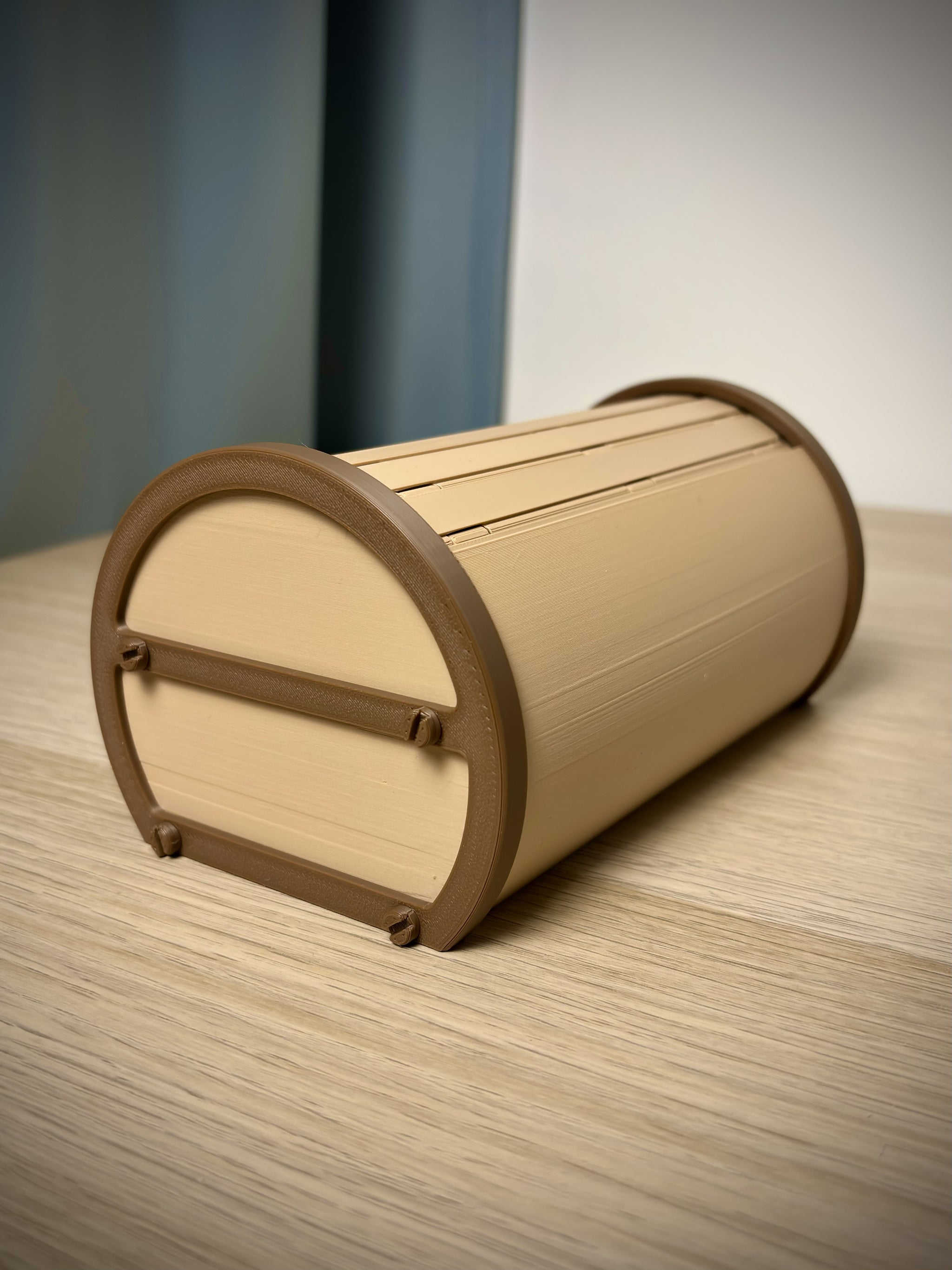 Zylindrische Aufbewahrungsbox mit Rollldeckel und Ausziehschublade