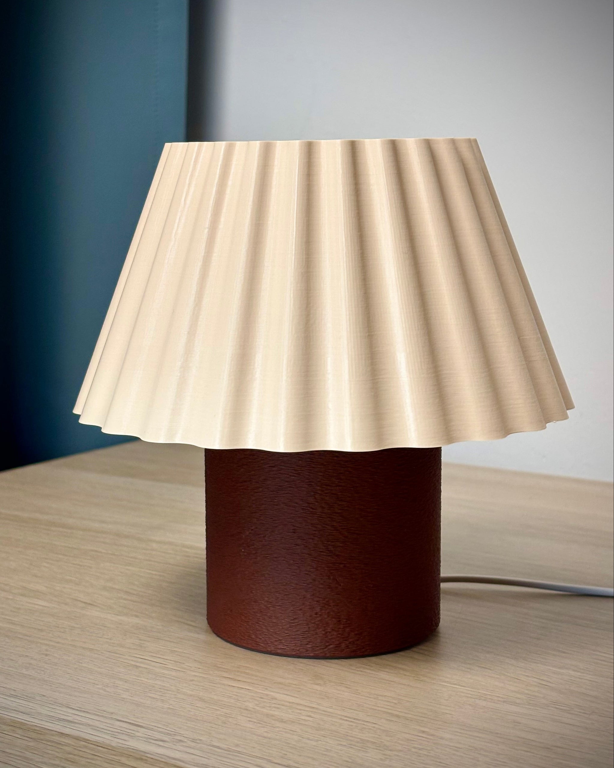 Iris Lamp with Adjustable Light Control – Twist to Dim
