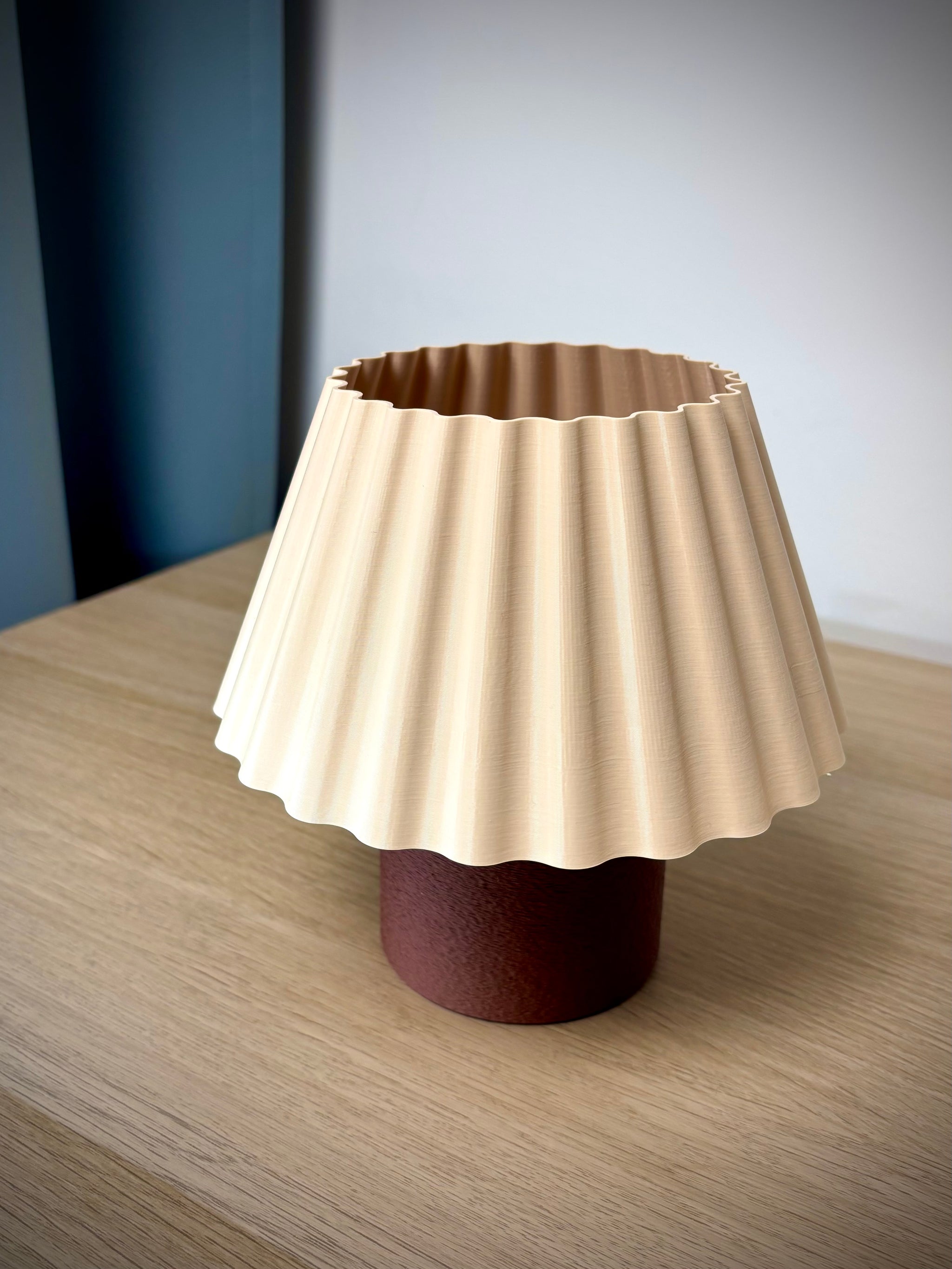 Iris Lamp with Adjustable Light Control – Twist to Dim