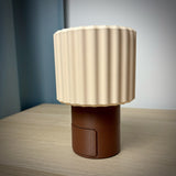 Lampe mit versteckter Schublade – Push-to-open-Aufbewahrung