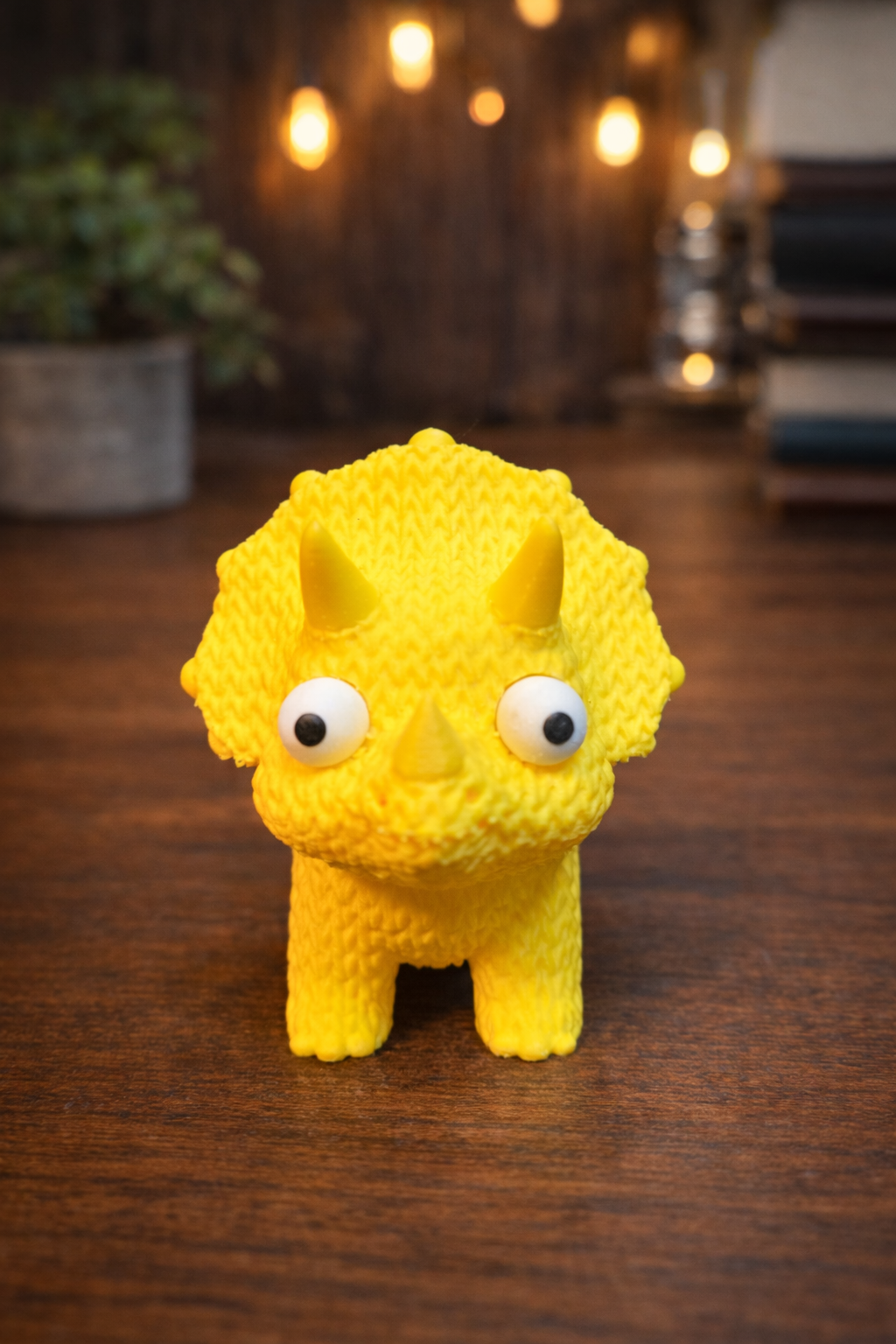 Gul triceratops-figur 9cm med søde googly-øjne og venlig udtryk