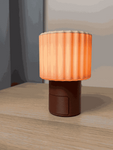 Lampe mit versteckter Schublade – Push-to-open-Aufbewahrung