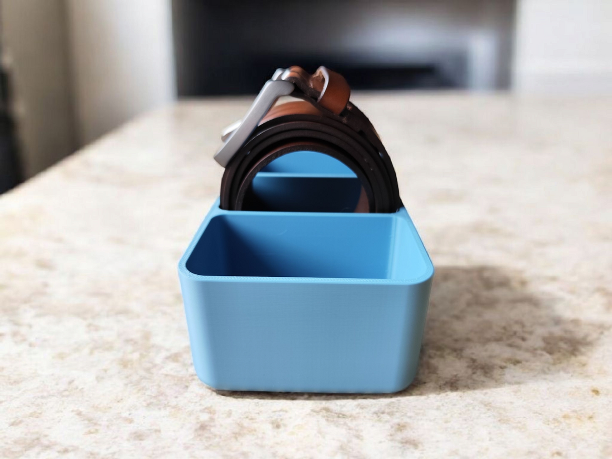 Clean geometric design of minimalist belt organizer detail view