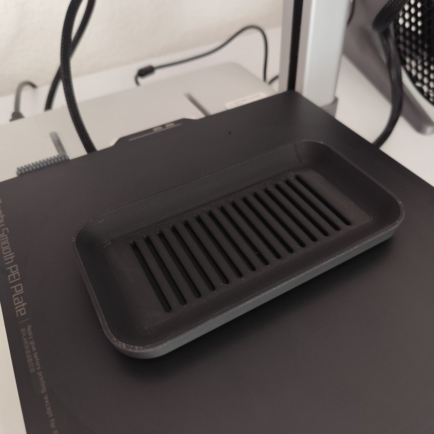 Close-up of drainage grooves on minimalist soap dish surface