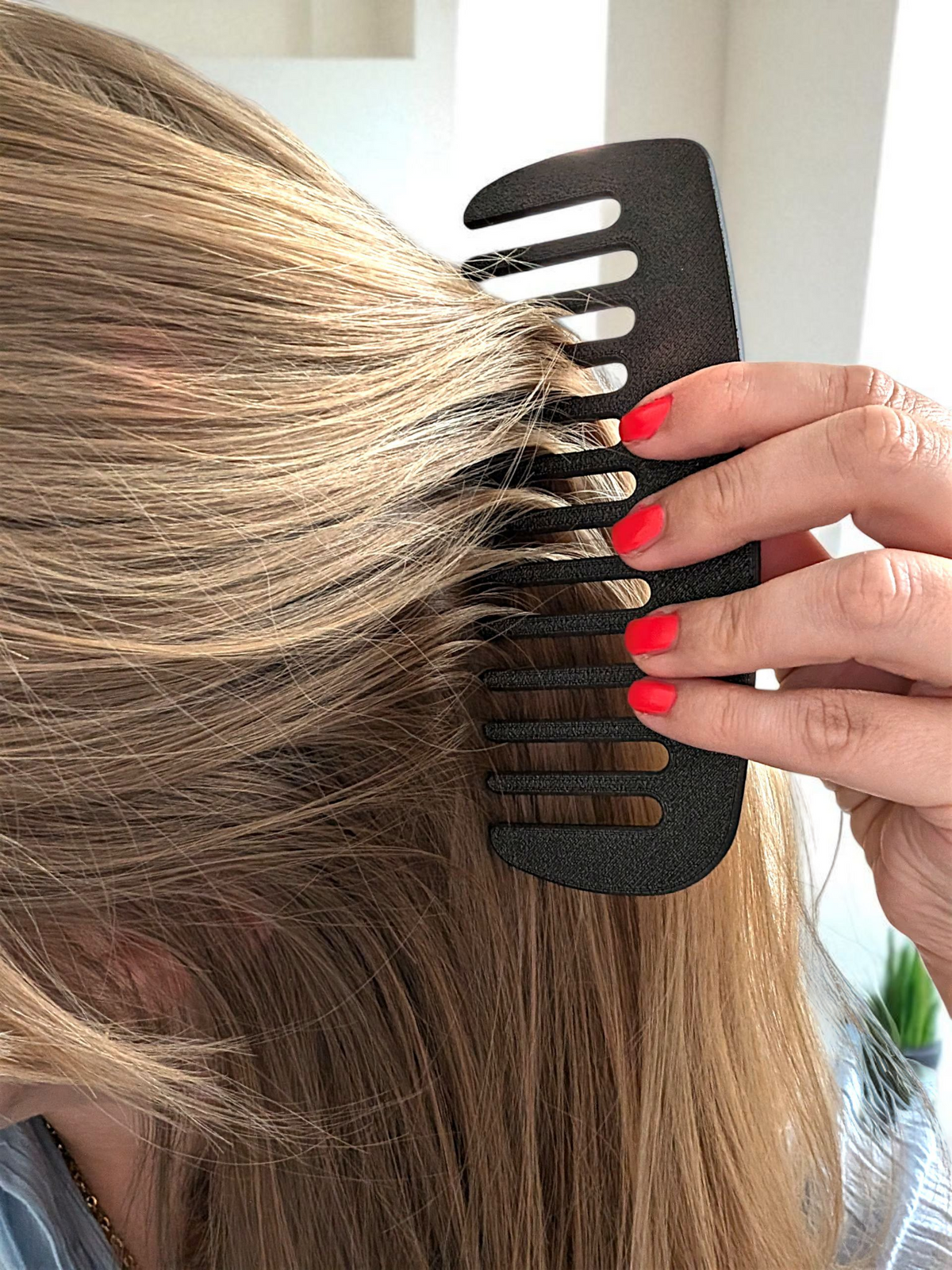 Detangle hair comb with alternating long and short staggered teeth, close-up view