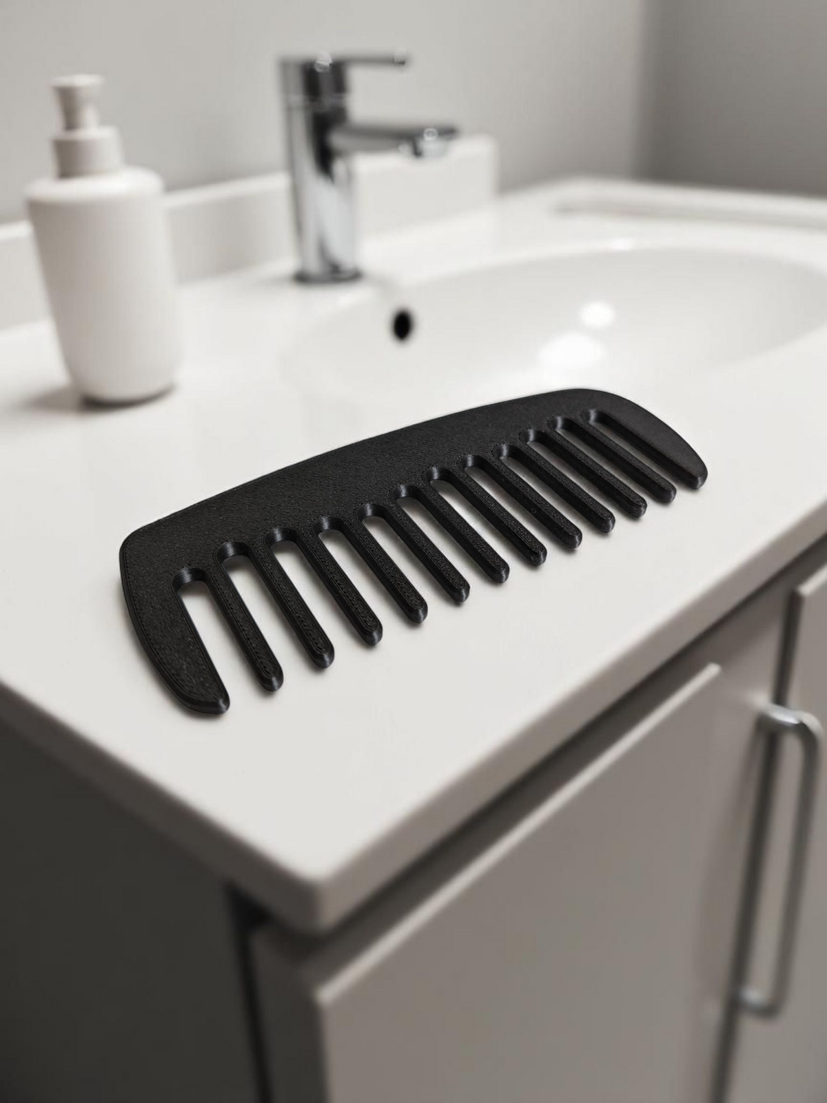 Detangle hair comb with alternating long and short staggered teeth, close-up view
