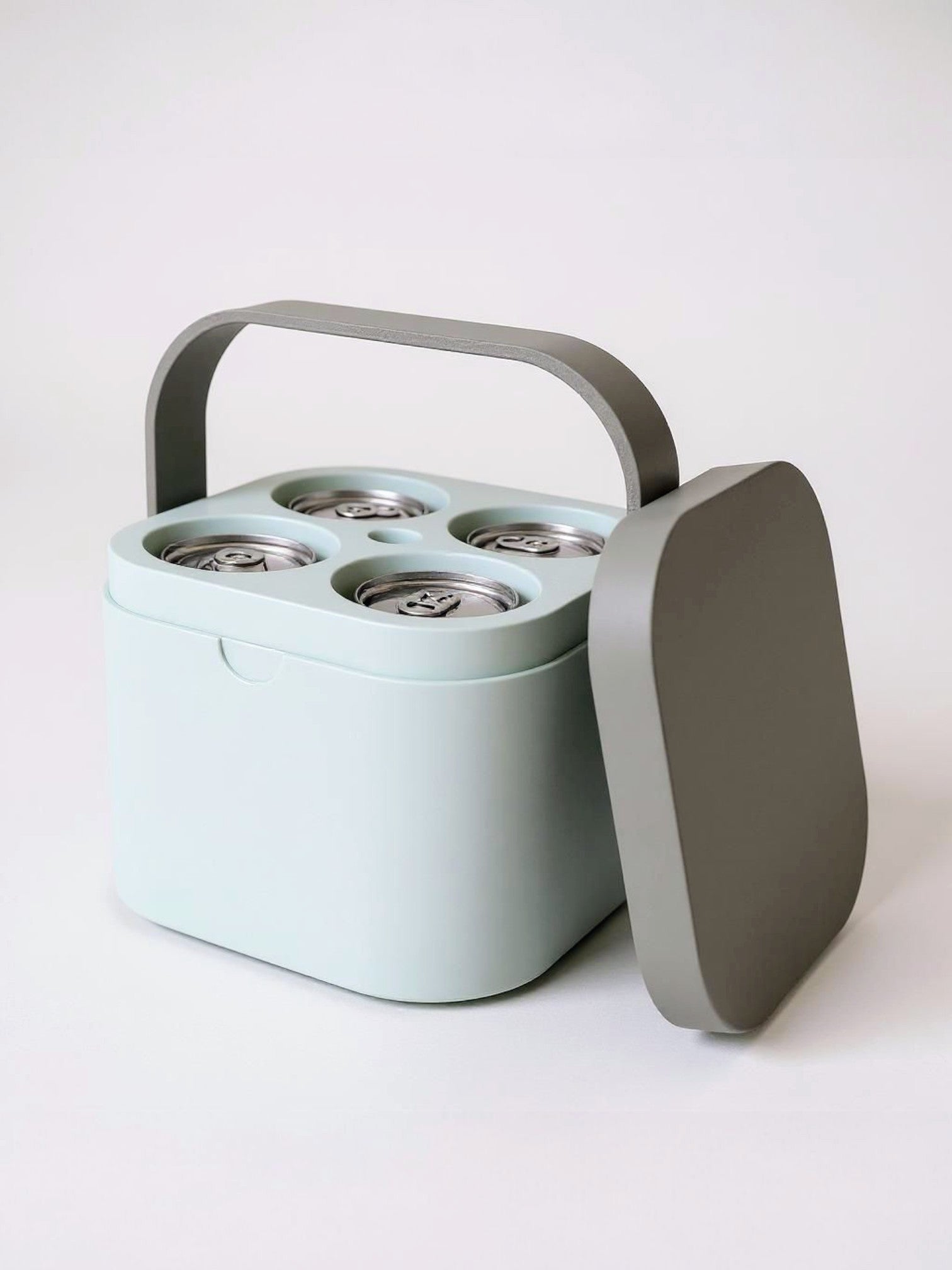 Top opening and water chamber detail of the freezable cooler cube