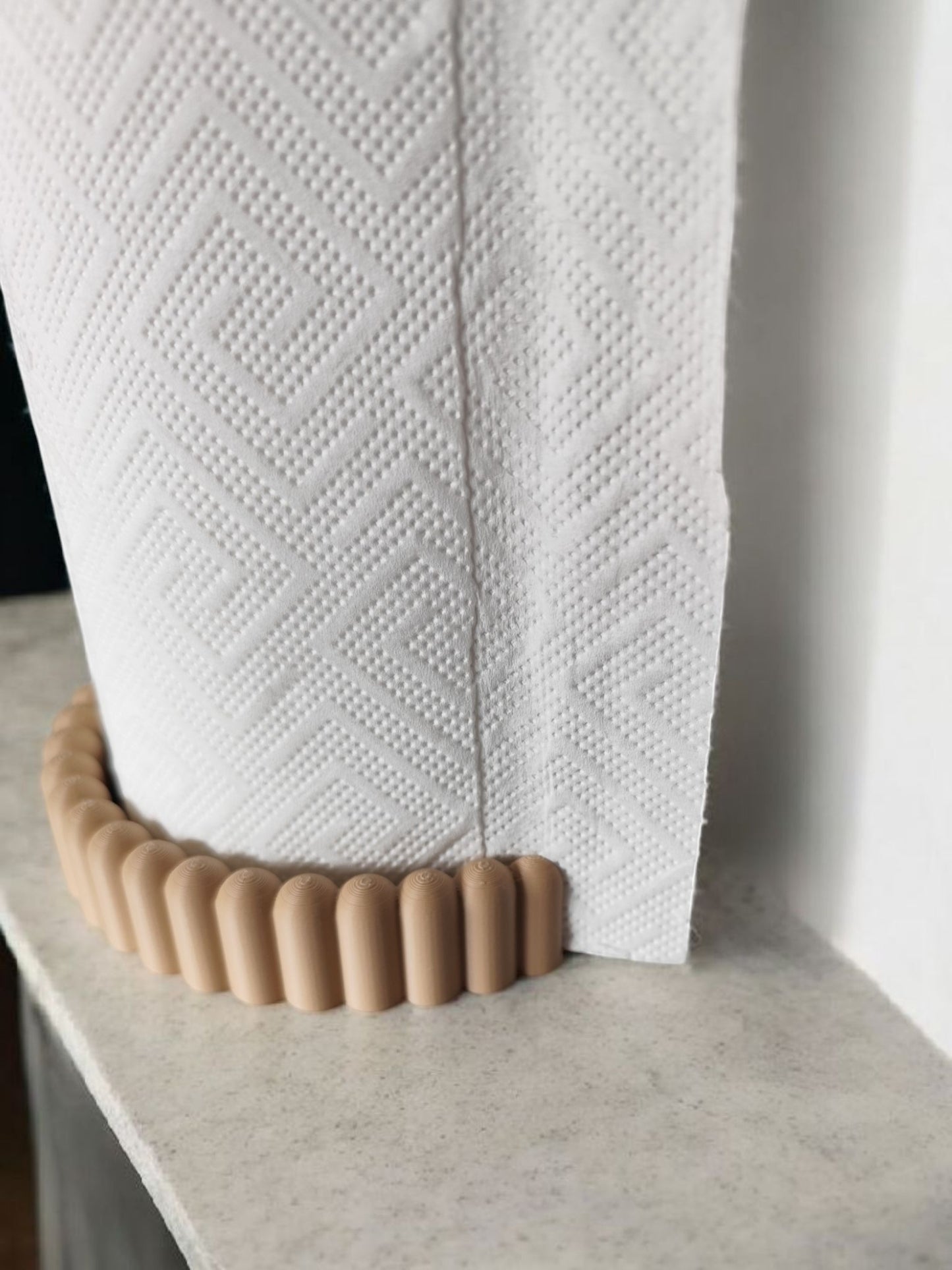 Close-up of smooth 12 mm bar detail on the paper towel holder