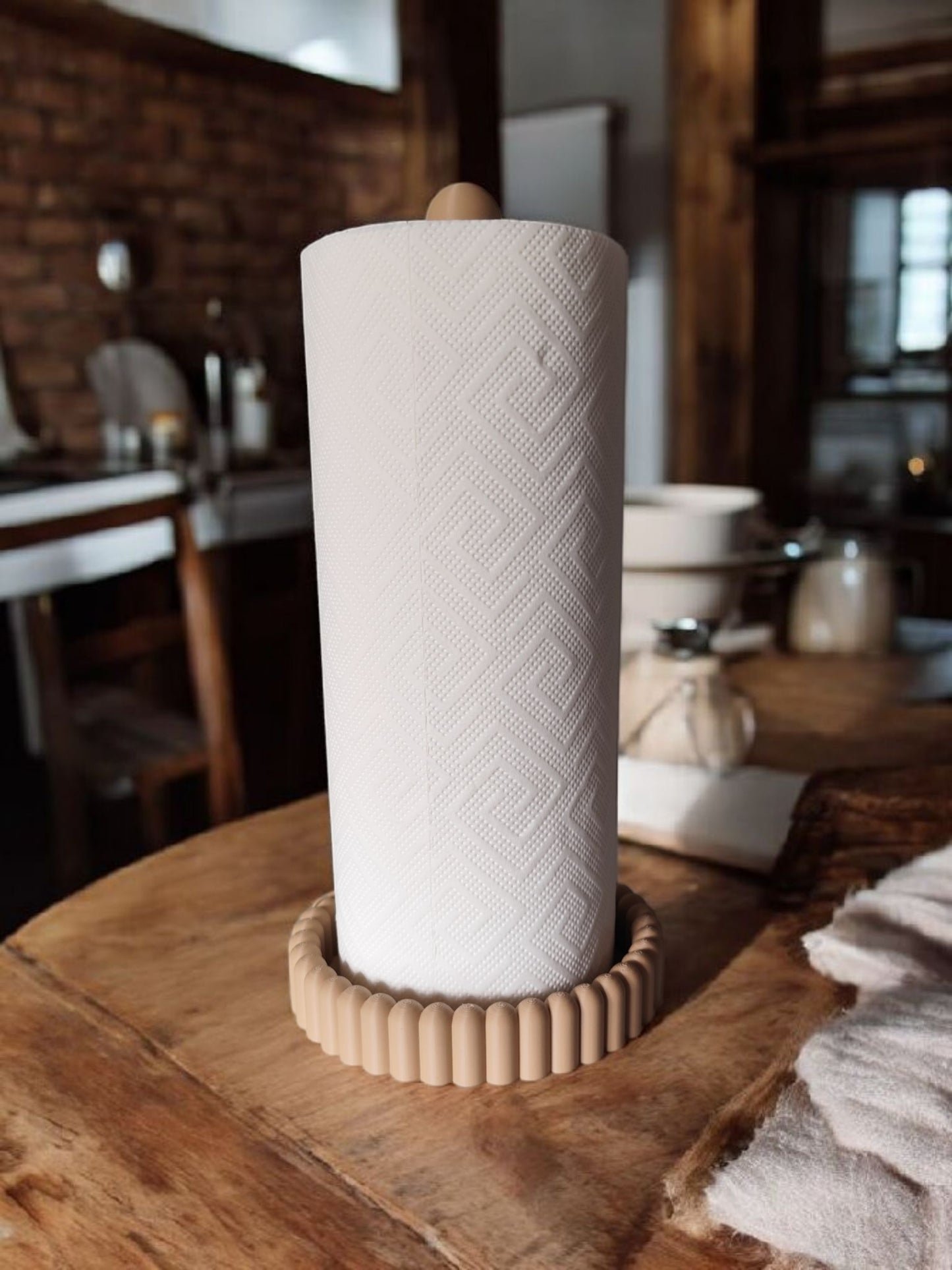 Minimalist paper towel holder with smooth bars and rounded base