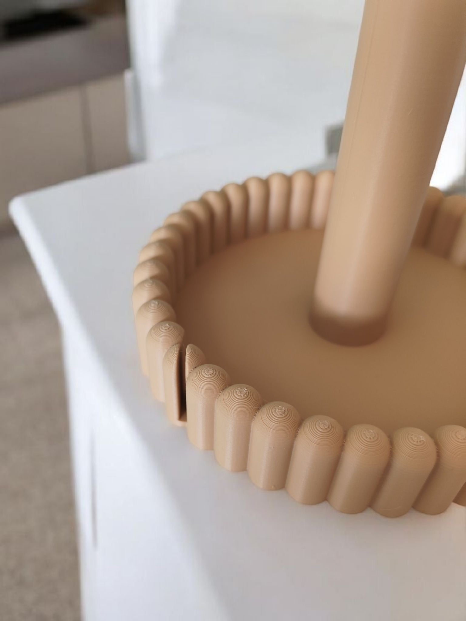 Minimalist paper towel holder with smooth bars and rounded base