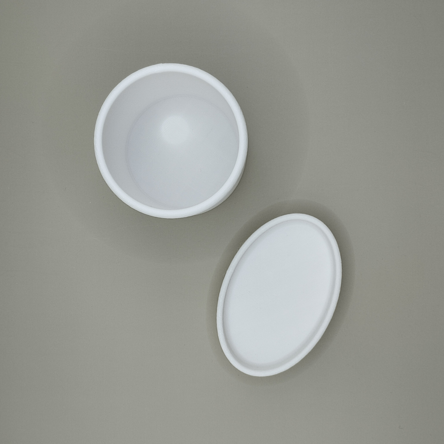Detail of the curved edge of the soap dish toothbrush holder, showing smooth matte finish
