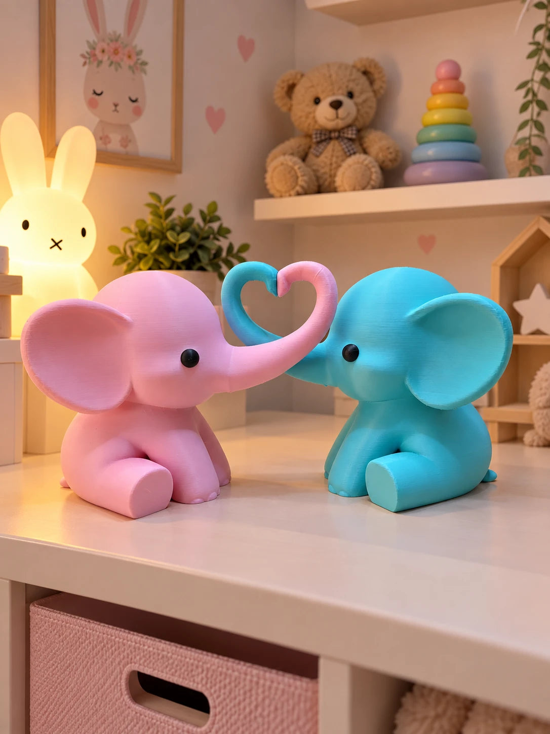Elefantenpaar in Hellblau und Rosa, dessen Rüssel ein Herz bilden, im Kinderzimmer