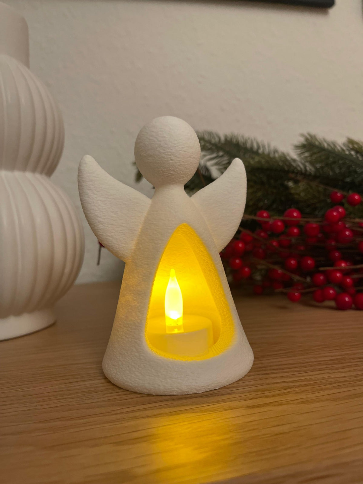 Engelfigur mit LED-Teelicht, das von innen leuchtet