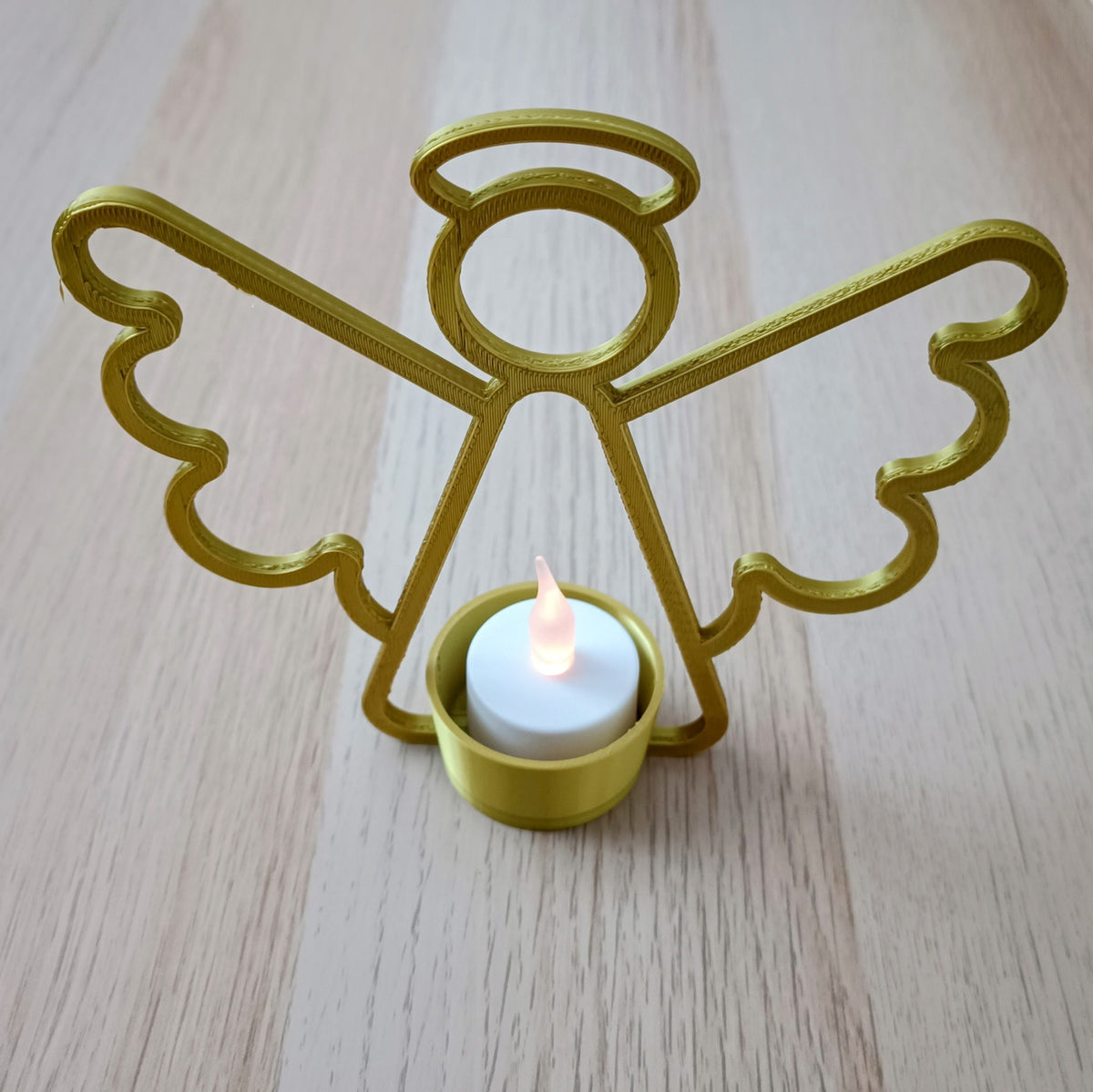 Engel-Teelichthalter mit LED-Teelicht in der Mitte