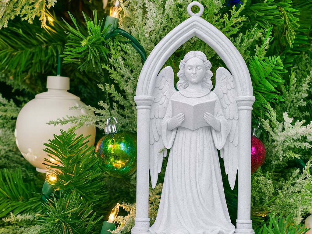 Viktorianischer Engel in gotischem Bogen als Christbaumschmuck