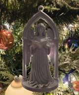 Viktorianischer Engel in gotischem Bogen als Christbaumschmuck