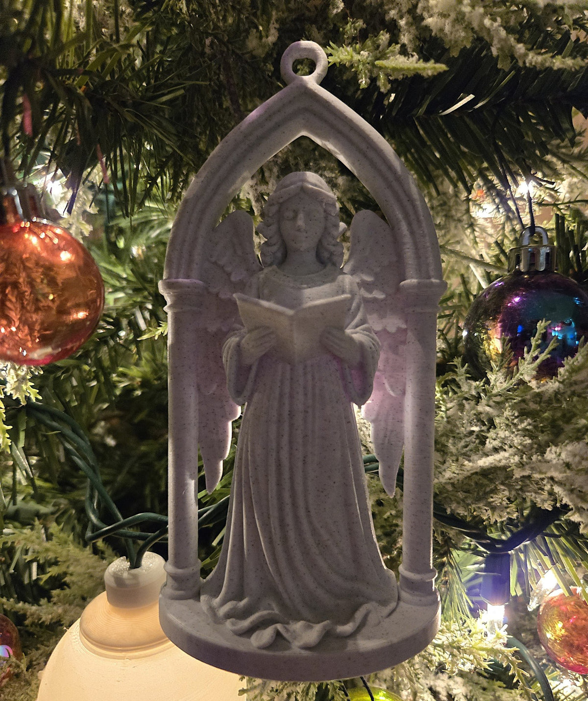 Viktorianischer Engel in gotischem Bogen als Christbaumschmuck