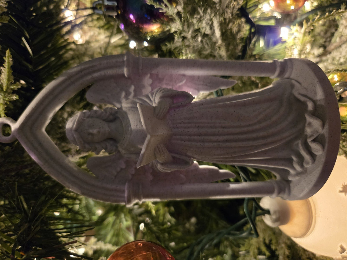 Viktorianischer Engel in gotischem Bogen als Christbaumschmuck