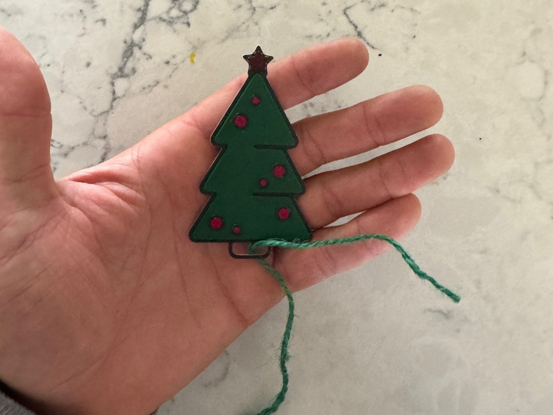 Geschenkanhänger in Form eines Weihnachtsbaums