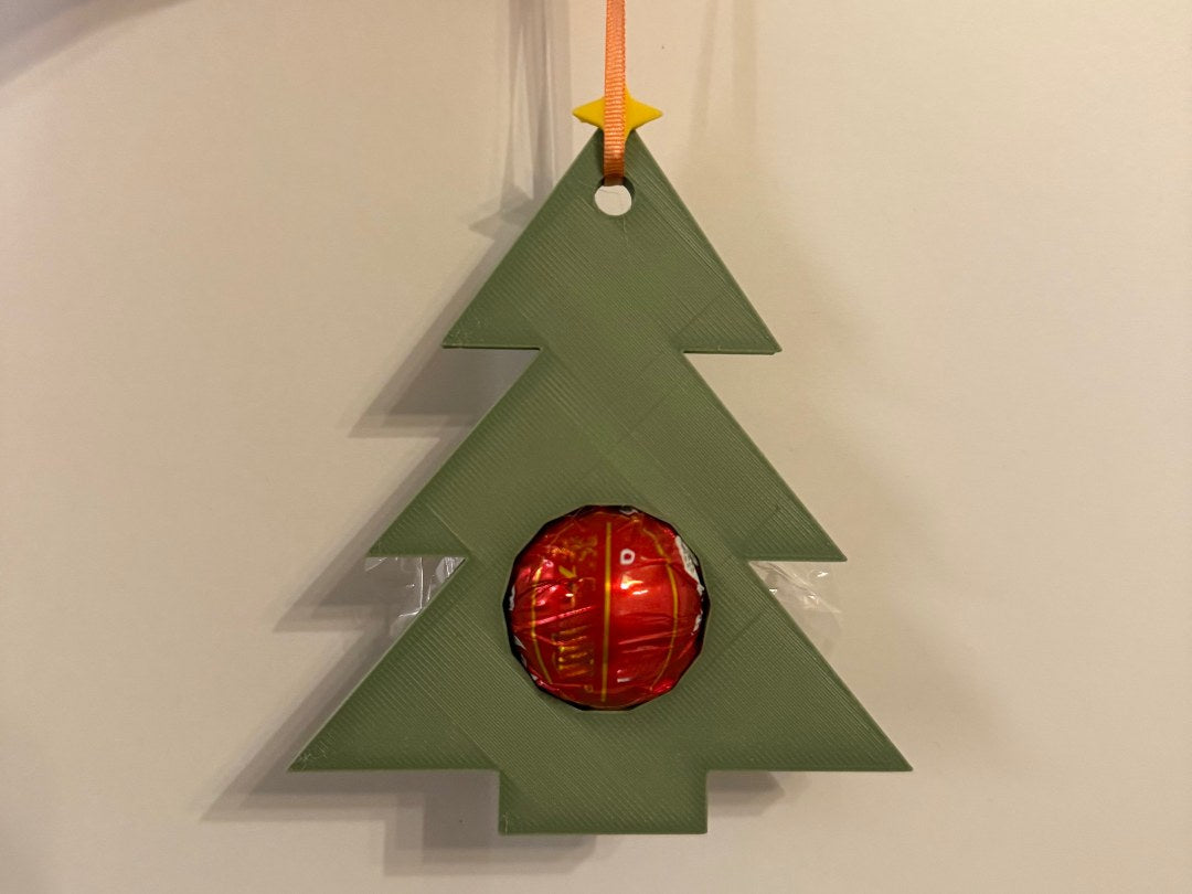Geschenkanhänger in Weihnachtsbaumform mit Platz für eine Schokokugel