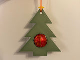 Geschenkanhänger in Weihnachtsbaumform mit Platz für eine Schokokugel