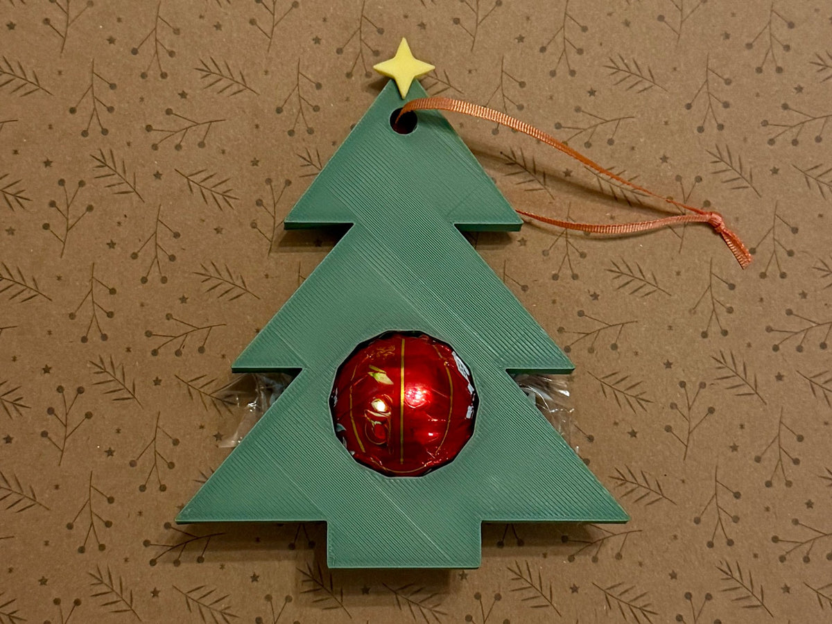 Geschenkanhänger in Weihnachtsbaumform mit Platz für eine Schokokugel