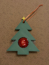 Geschenkanhänger in Weihnachtsbaumform mit Platz für eine Schokokugel