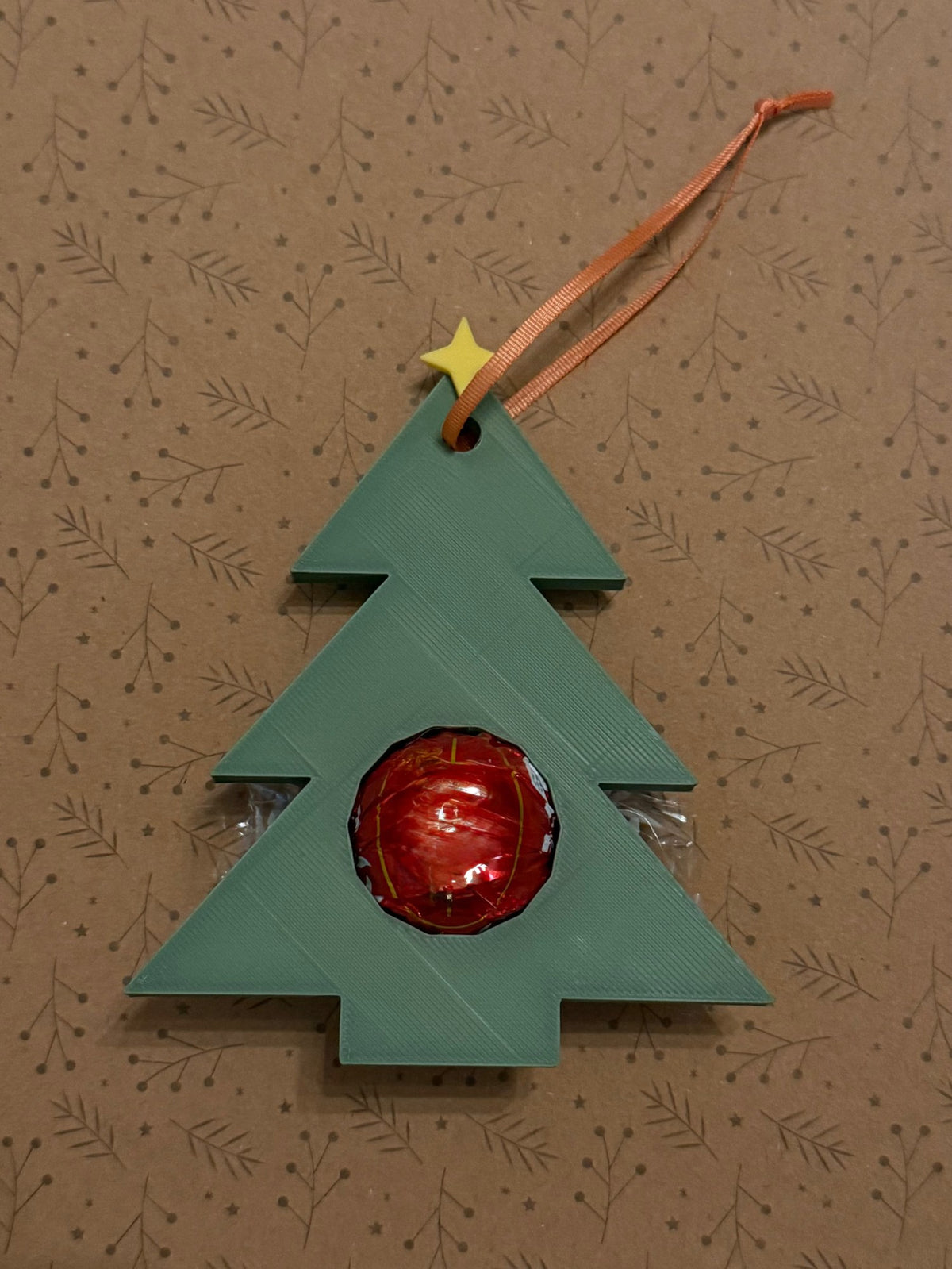 Geschenkanhänger in Weihnachtsbaumform mit Platz für eine Schokokugel