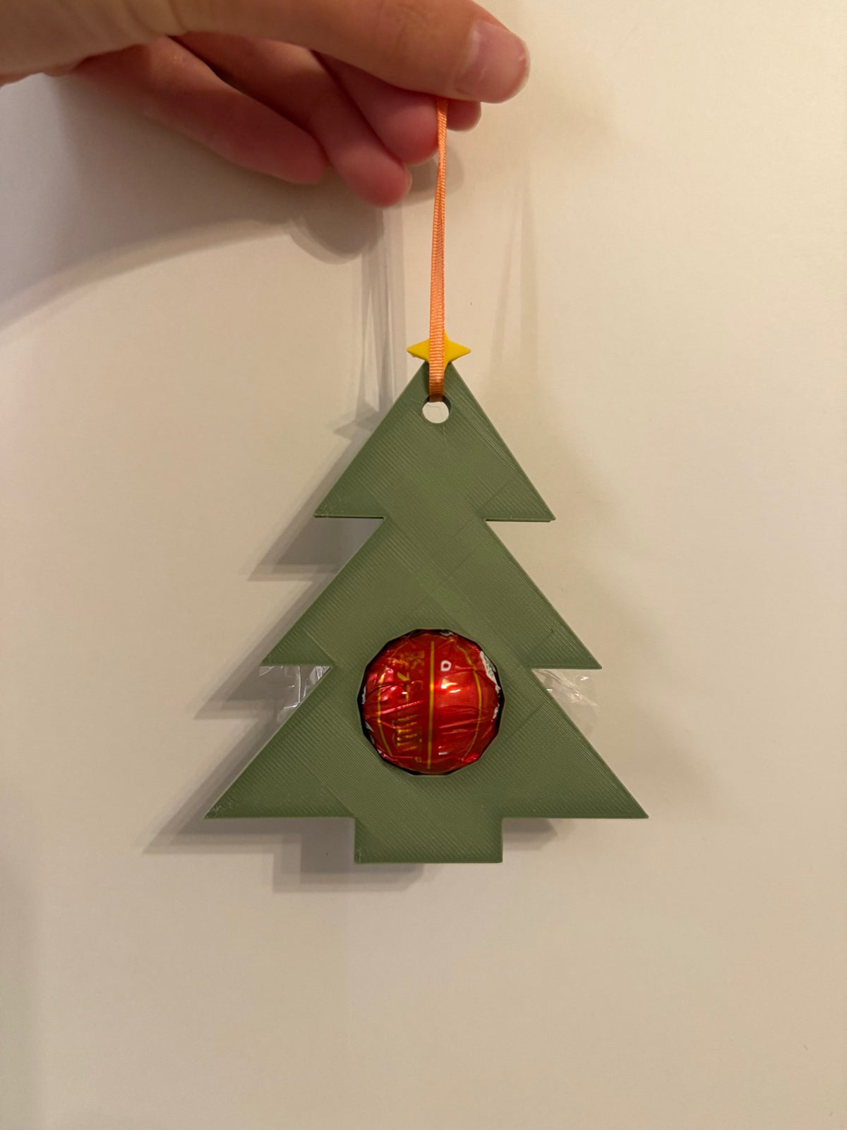 Geschenkanhänger in Weihnachtsbaumform mit Platz für eine Schokokugel