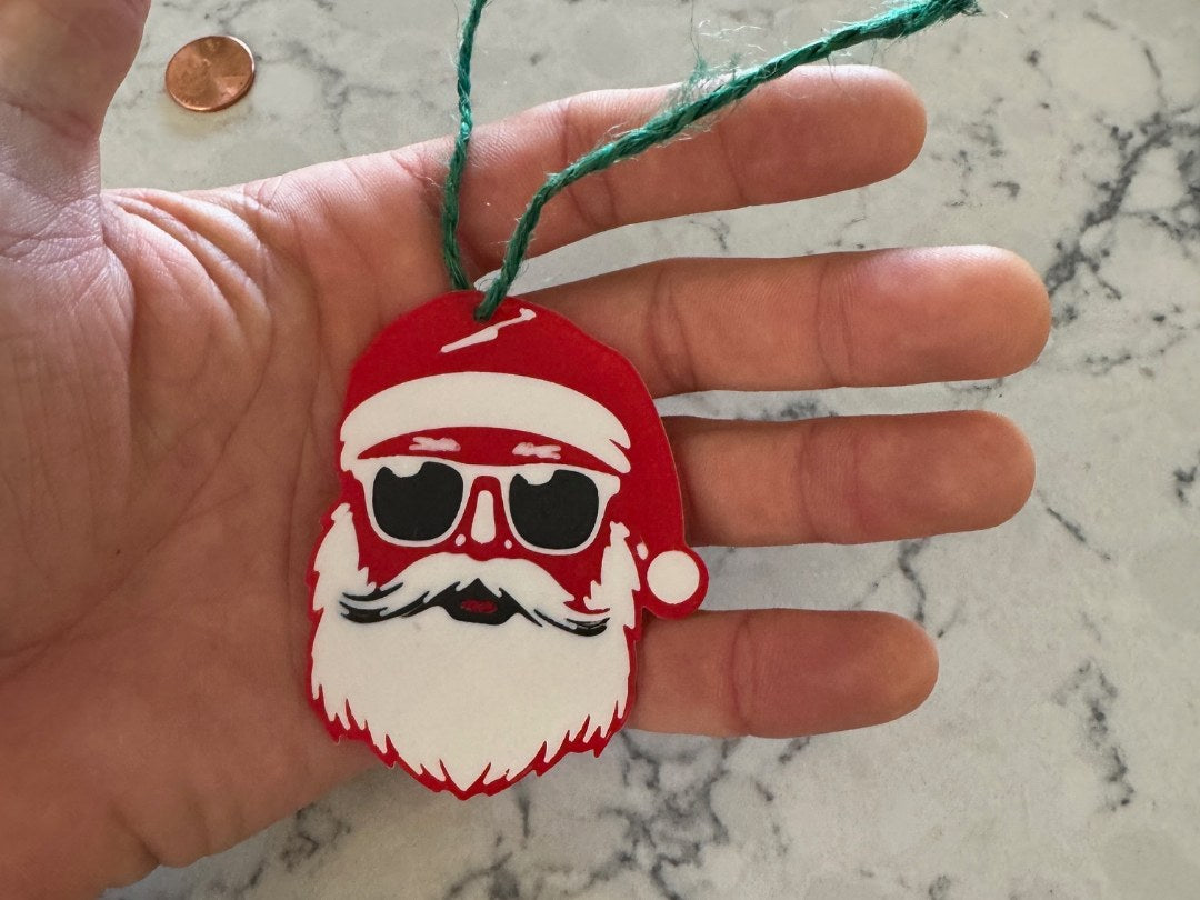 Geschenkanhänger mit coolem Weihnachtsmann mit Sonnenbrille