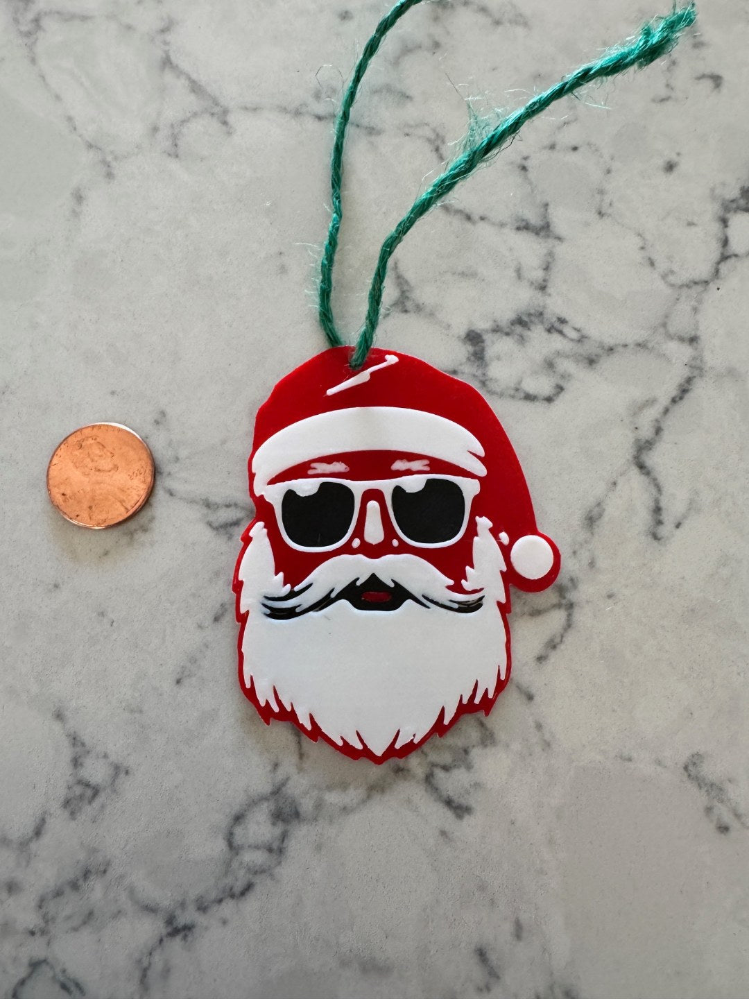 Geschenkanhänger mit coolem Weihnachtsmann mit Sonnenbrille