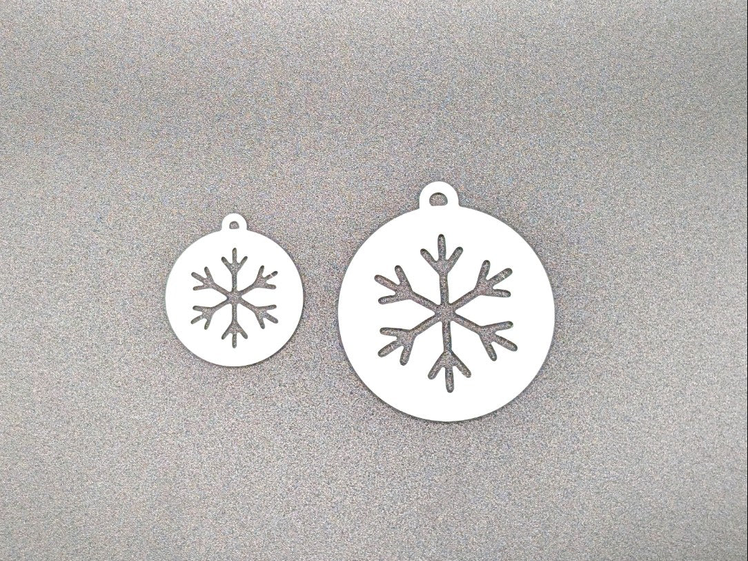 Geschenkanhänger mit ausgeschnittener Schneeflocke