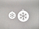 Geschenkanhänger mit ausgeschnittener Schneeflocke