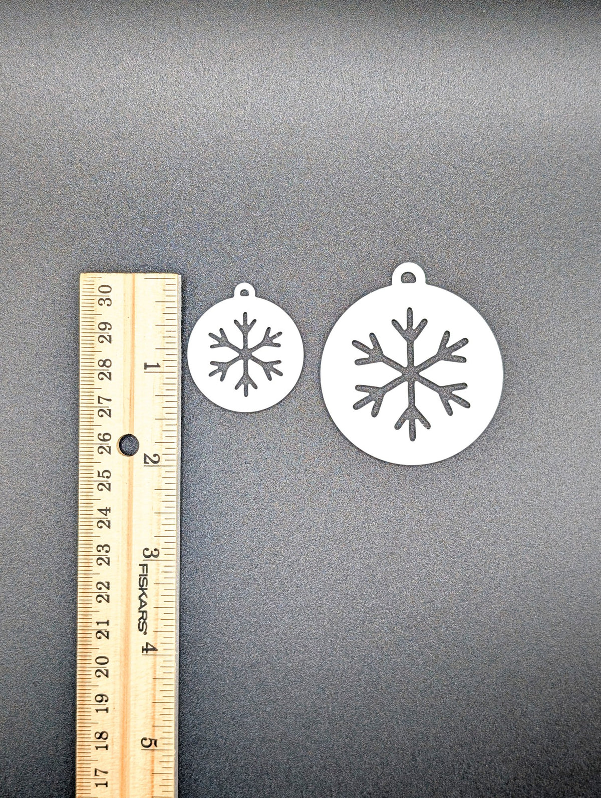 Geschenkanhänger mit ausgeschnittener Schneeflocke