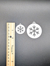 Geschenkanhänger mit ausgeschnittener Schneeflocke