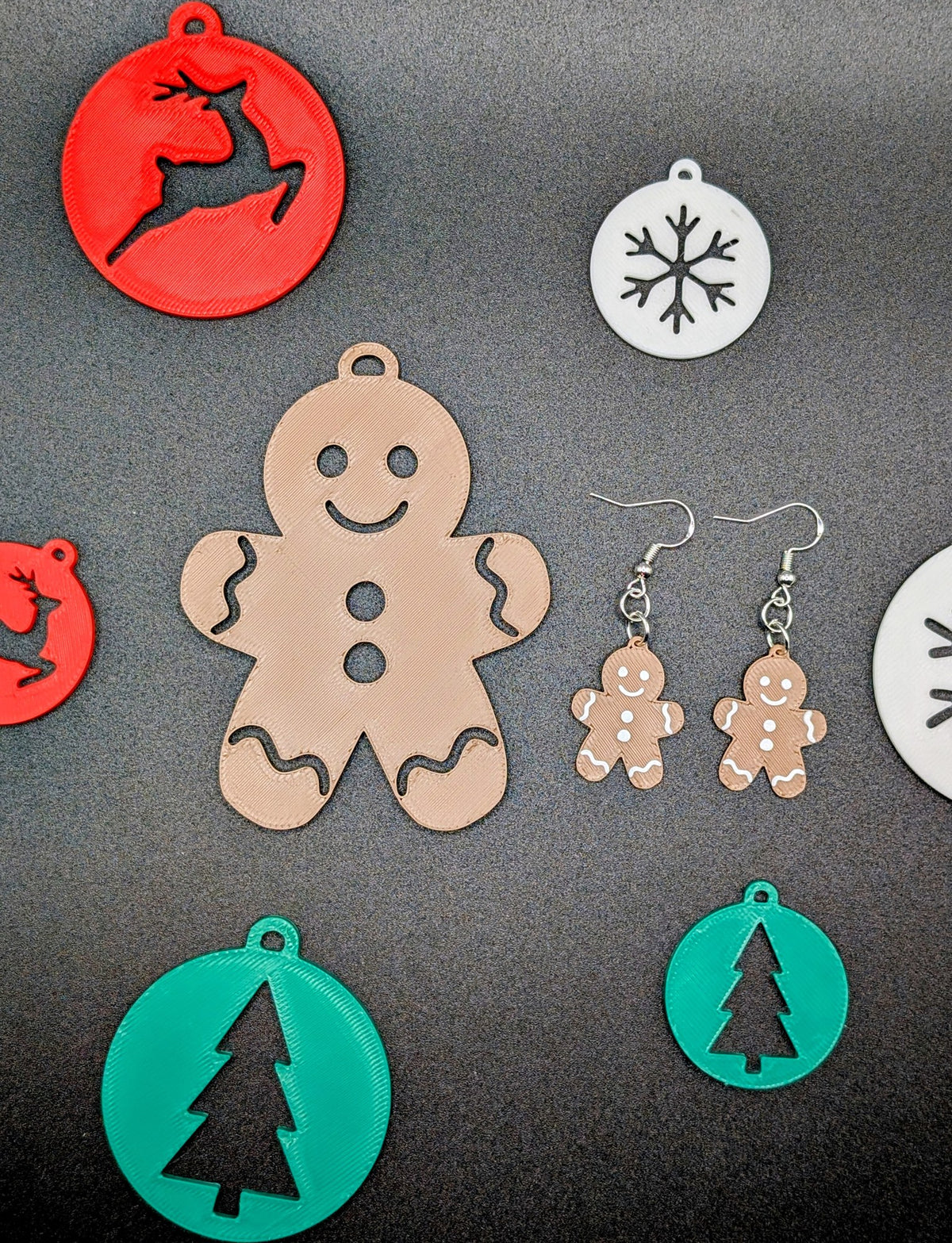 Geschenkanhänger mit ausgeschnittener Schneeflocke