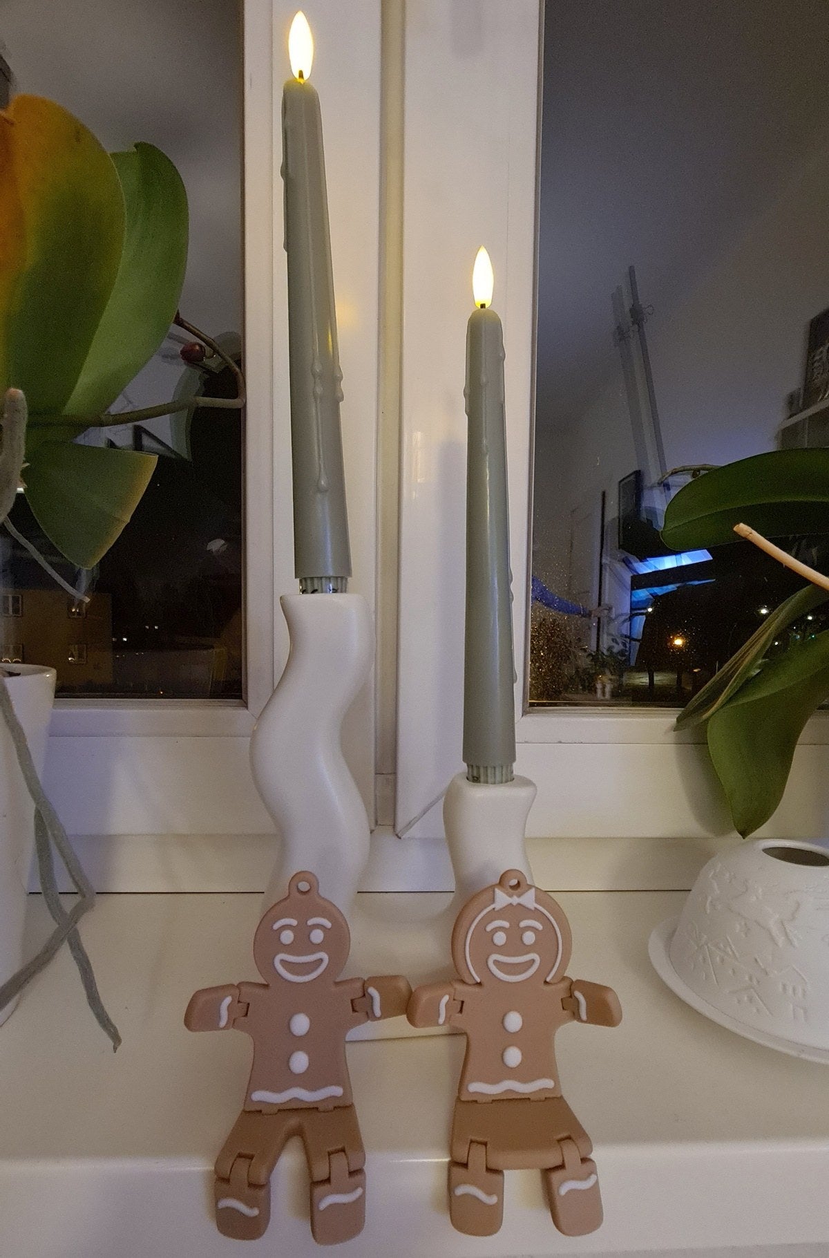 Lebkuchenfrau-Figur zu Weihnachten in Braun und Weiß