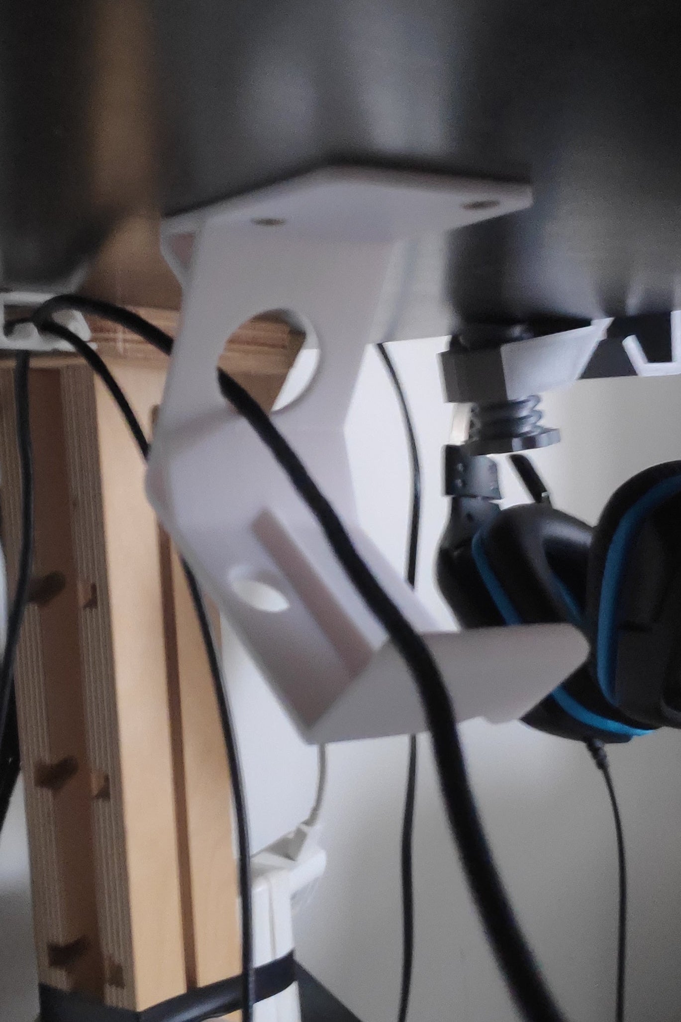 Xbox Controller Under-Desk Holder – Tidy Gaming Setup