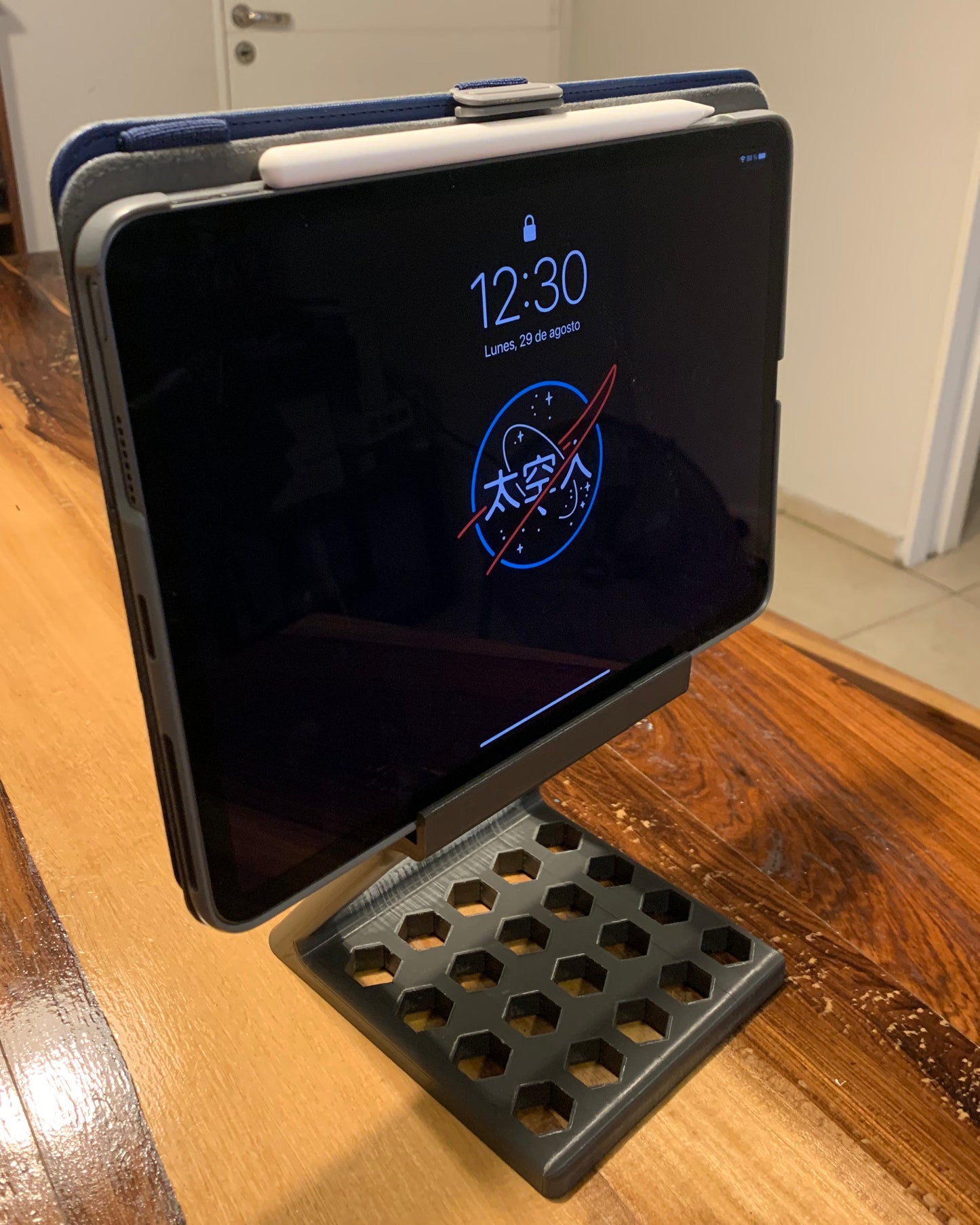 iPad Stand – Convert Your iPad Into a Desktop Monitor