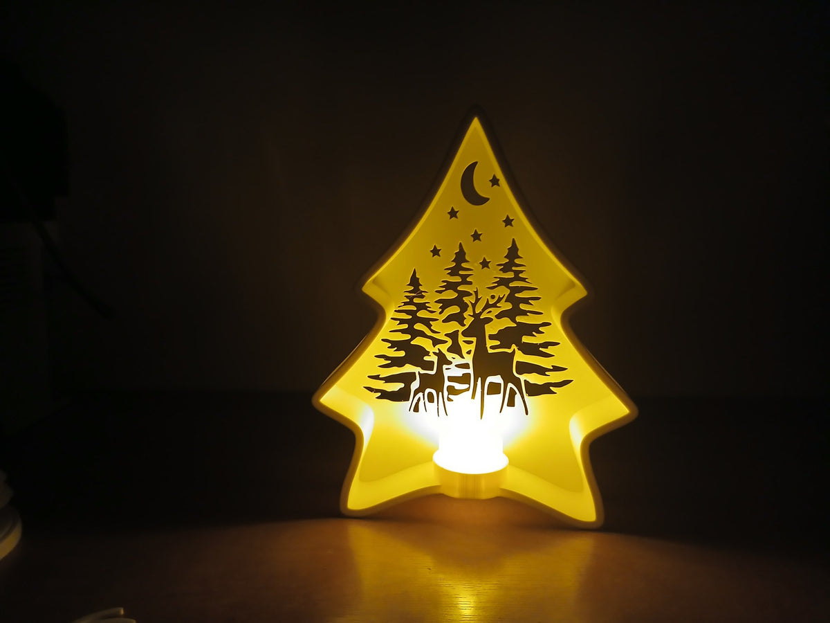 Weihnachtsbaum-Teelichthalter mit Waldszene und Rentieren