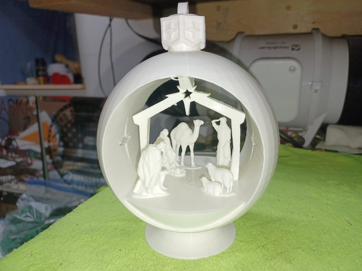Kugelförmige Weihnachtskrippe mit Kamel, Schafen und Sternen