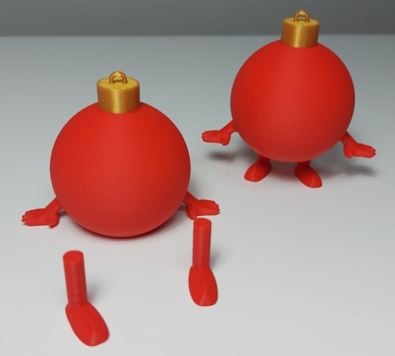 Weihnachtskugel-Figur mit Beinen und Füßen