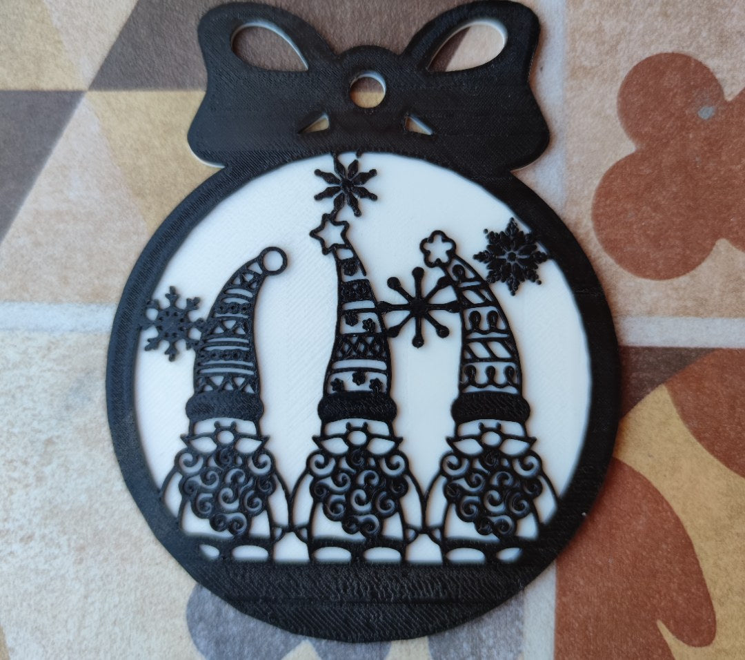 Weihnachtskugel mit hervorlugenden Wichteln