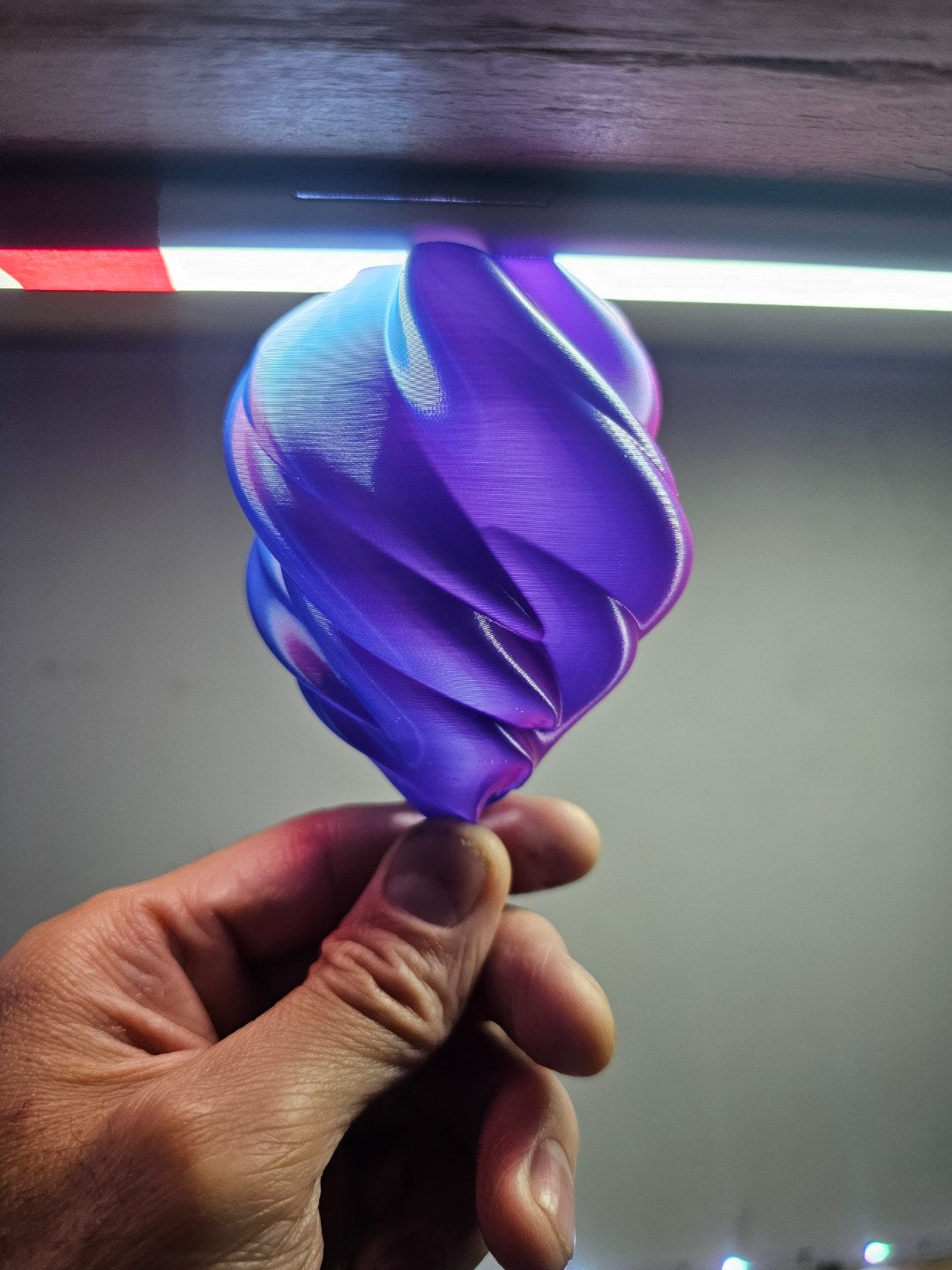 Gedrehte Weihnachtskugel in Spiralform