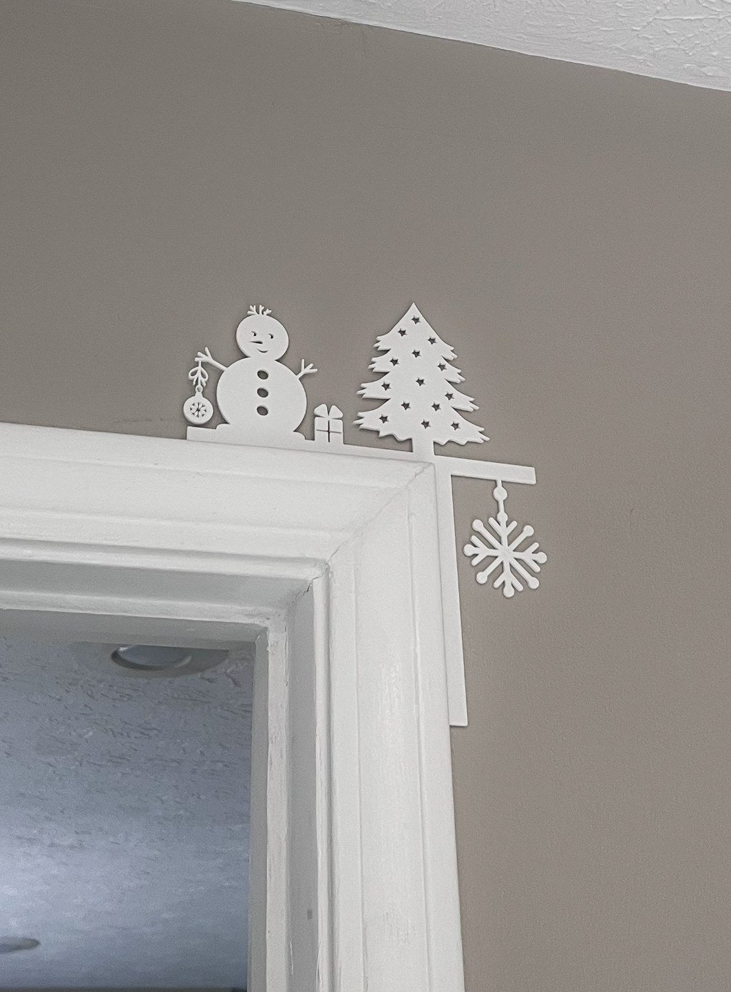 Weihnachtsdeko für die Ecke eines Türrahmens