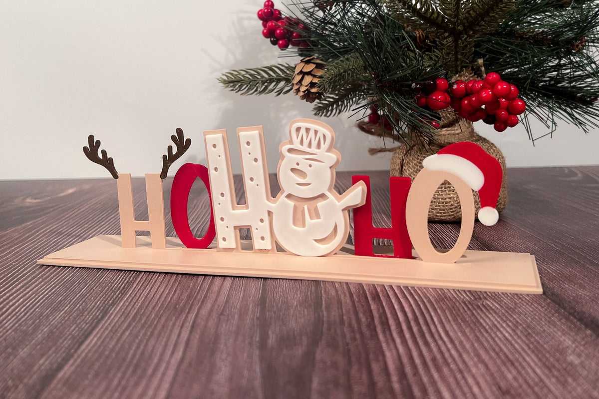 Weihnachtsdeko mit dem Text Ho Ho Ho in vier Farben
